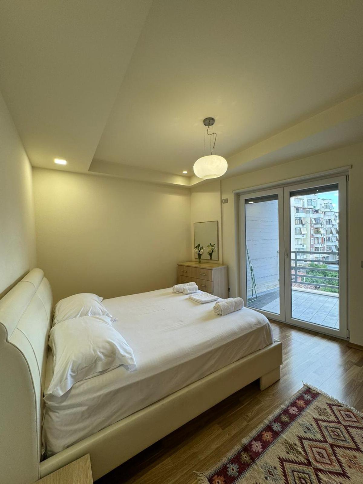 Diem Apartment Near Pazari I Ri Tirana Esterno foto