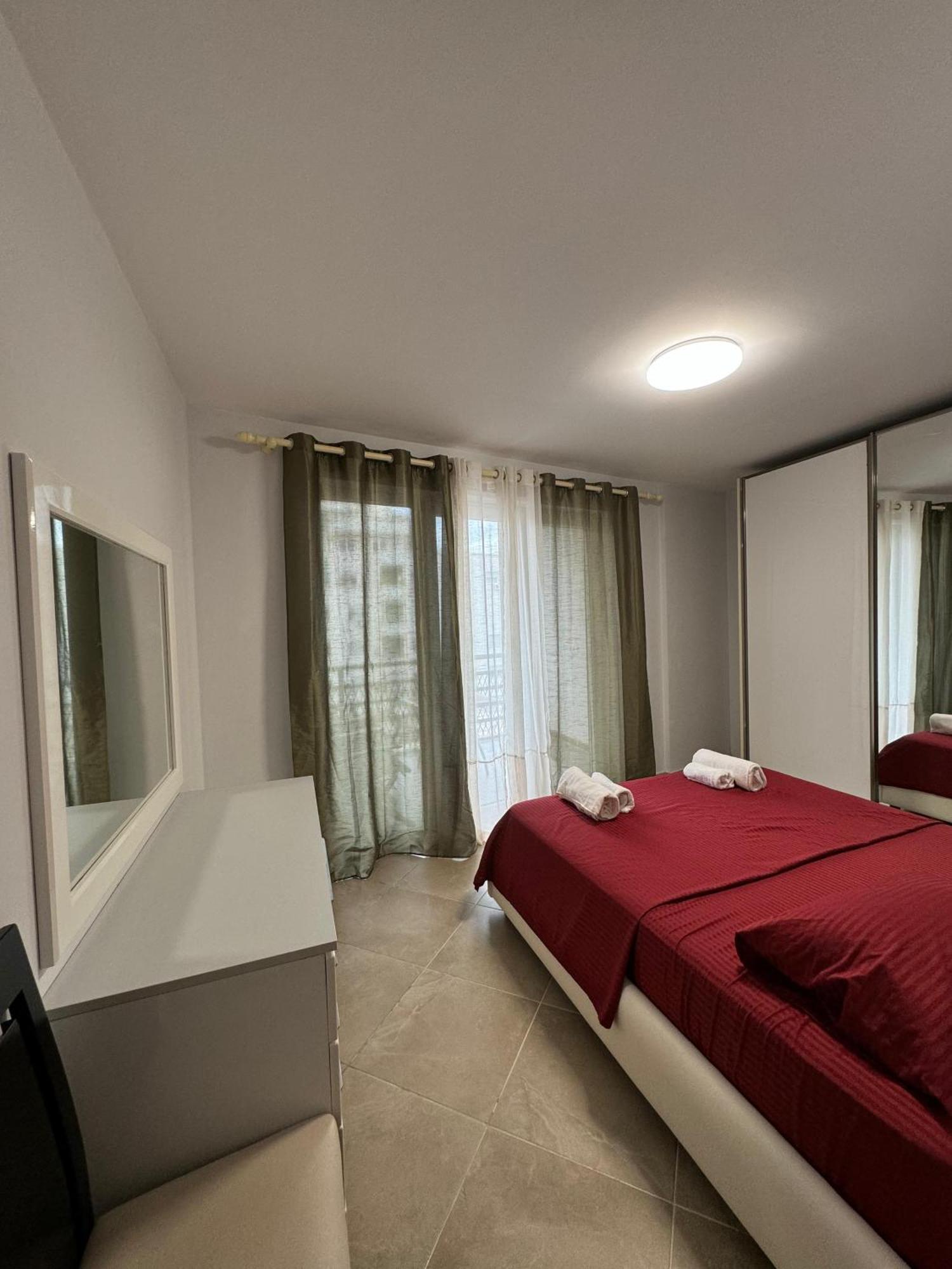 Diem Apartment Near Pazari I Ri Tirana Esterno foto